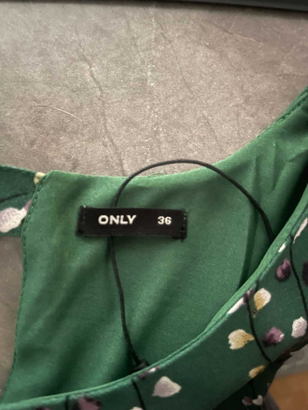 Only Vestiti: ONLY Kleid, Gr. 36, Grün mit Blumenmuster – Usato da Rheineck venduto da FGeissler 1