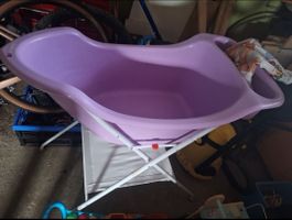 Babybadewanne mit Untergestell lila gebrauchter Zustand