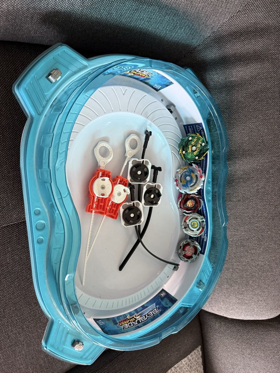 Hasbro Giocattoli: Beyblade Arena mit 5 Beyblades – Usato da Buchs SG venduto da and_d8tp 4