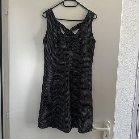 BLACK DRESS WITH DOTS IN FEMININE RETRO STYLE