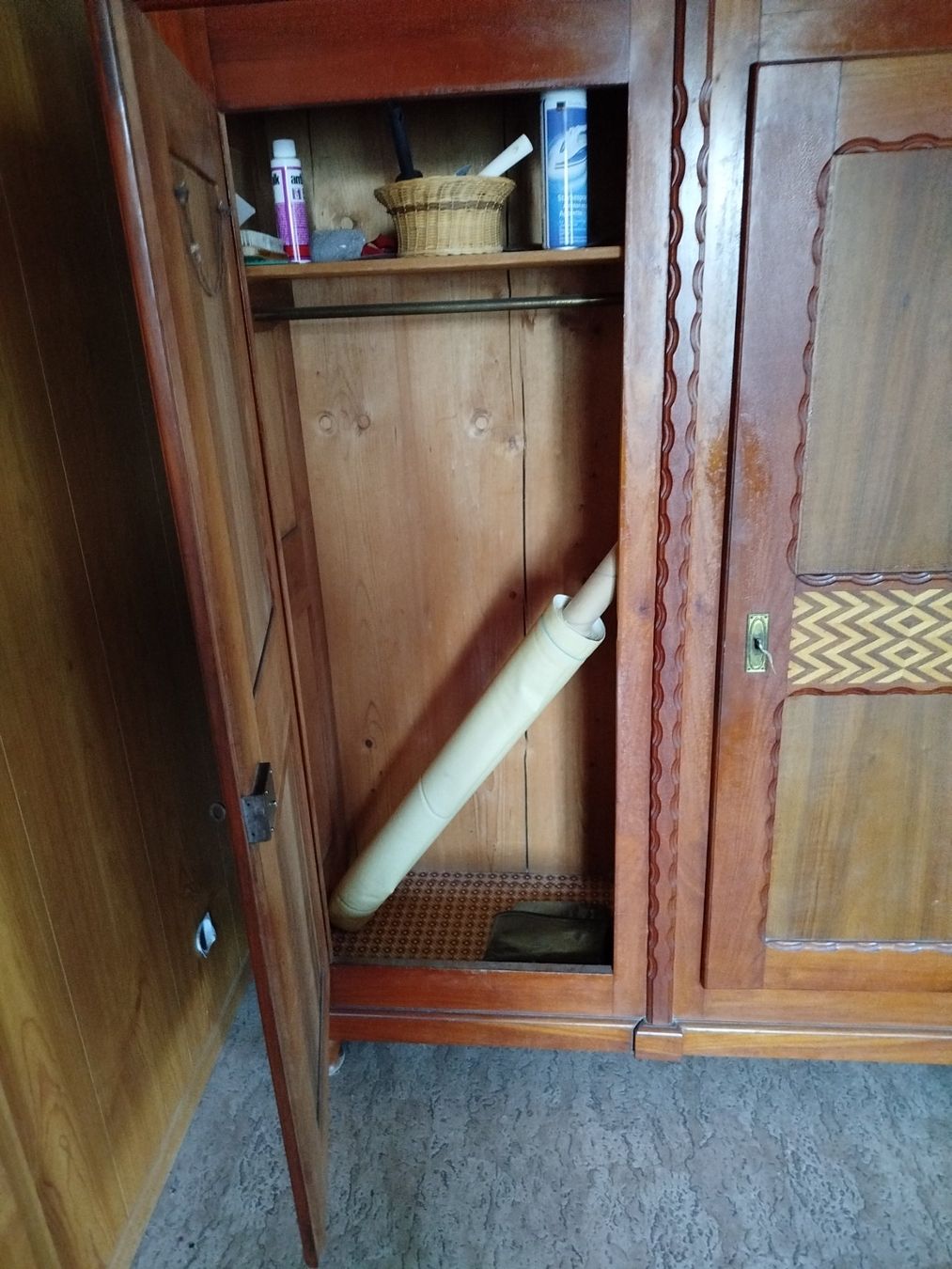 Armadi: Antiker Nussbaumschrank – Usato da Düdingen venduto da Ares61 1