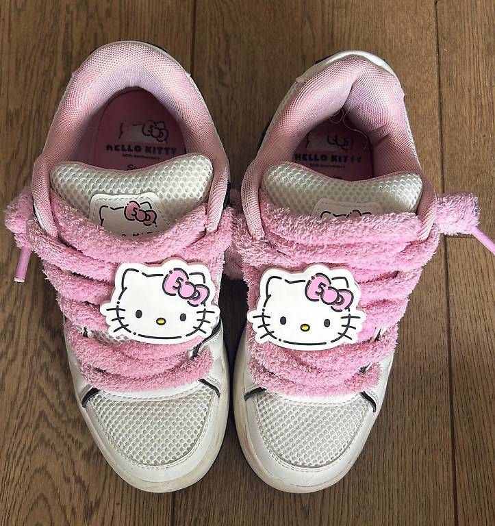 Chaussures filles: Lot de New Balance taille 37 + Hello Kitty – D'occasion à Lonay par Angelafidji13
