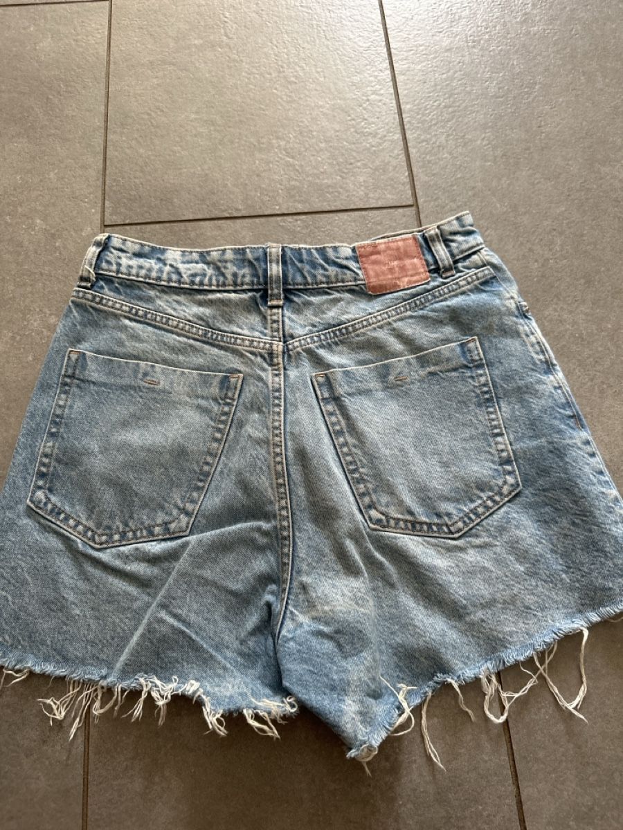 Zara Jeans: Shorts Zara, 36 – Nuovo (secondo la descrizione) da Thônex venduto da ann_vb9b 2