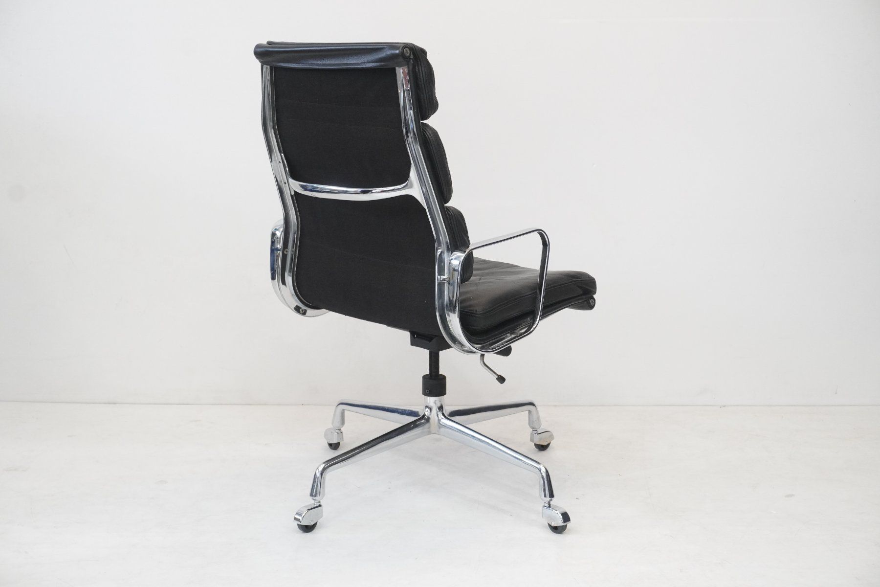 Herman Miller Sedie: Herman Miller Eames Soft Pad EA219 Leder Designklassiker – Usato da Bad Zurzach venduto da QLASSIQ 3