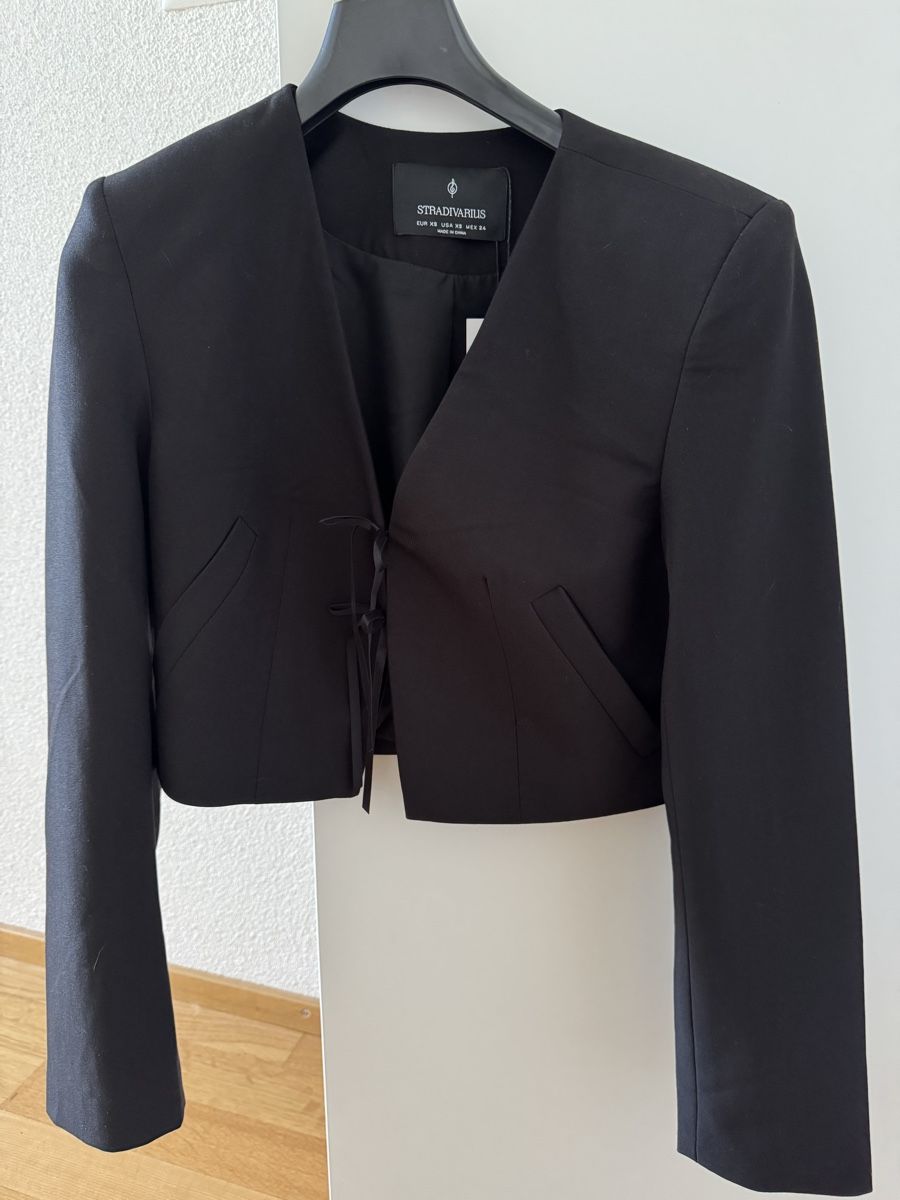 Ensembles & Tailleurs: Schwarzer Blazer Kurzjacke Stradivarius mit Schleife – Neuf avec emballage d'origine à Beringen par ste_bh8w