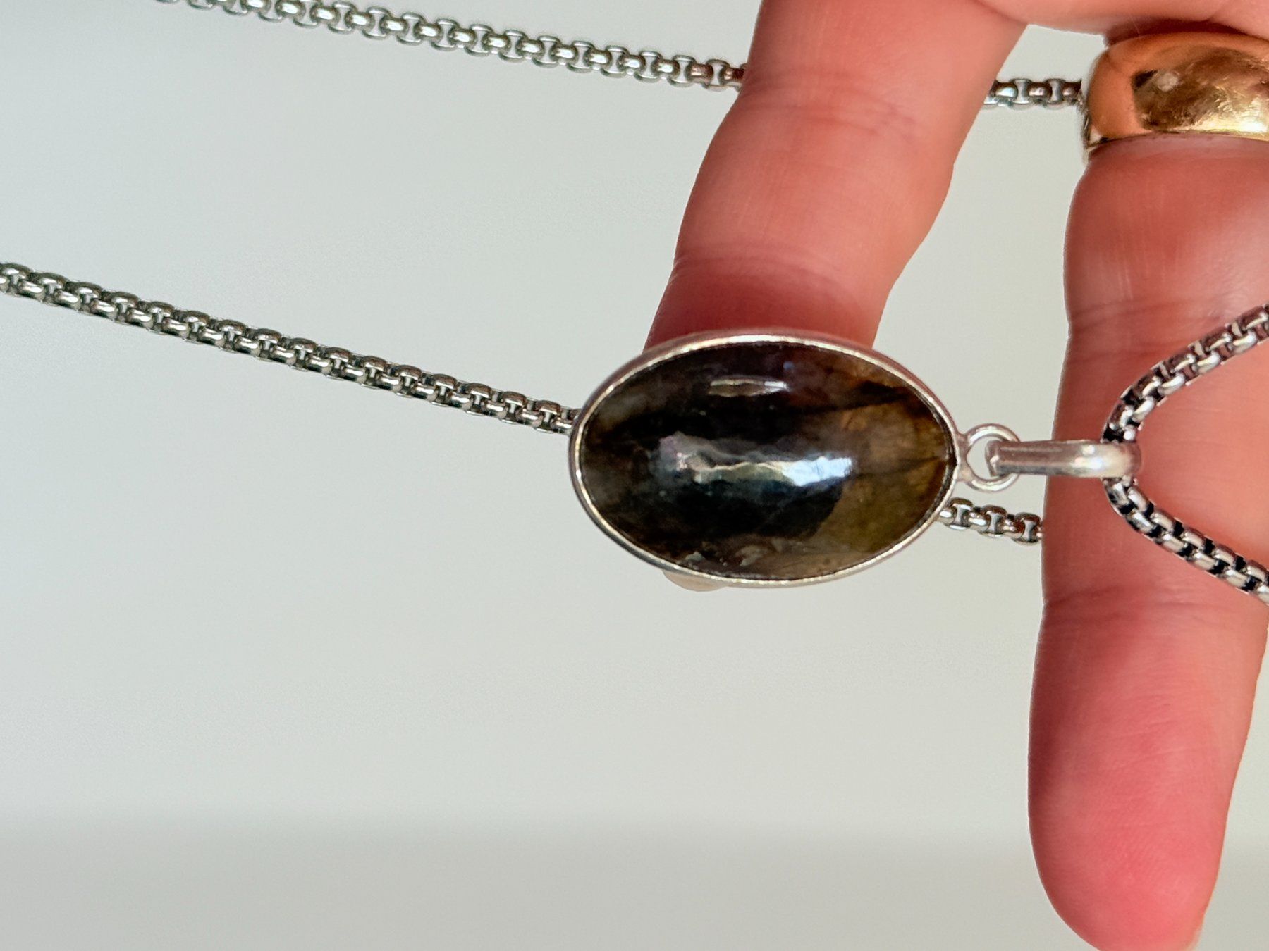 Ketten: Fashionable labradorite necklace – Neu und originalverpackt aus Genève von AGBERG 2