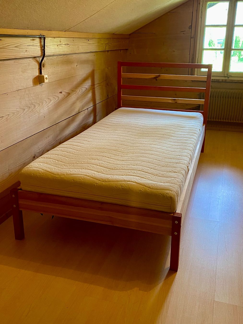 Betten: Bett mit Lattenrost und Matratze – Gebraucht aus Aeschi b. Spiez von nai_f5z9