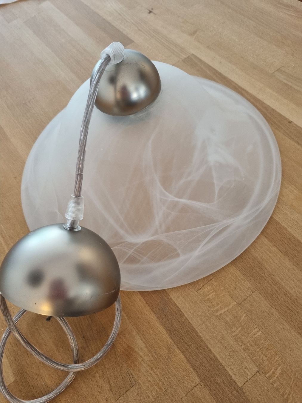 Lampadari & plafoniere: Moderner Kronleuchter mit weißem Glas. – Usato da Basel venduto da ste_2lg2 3