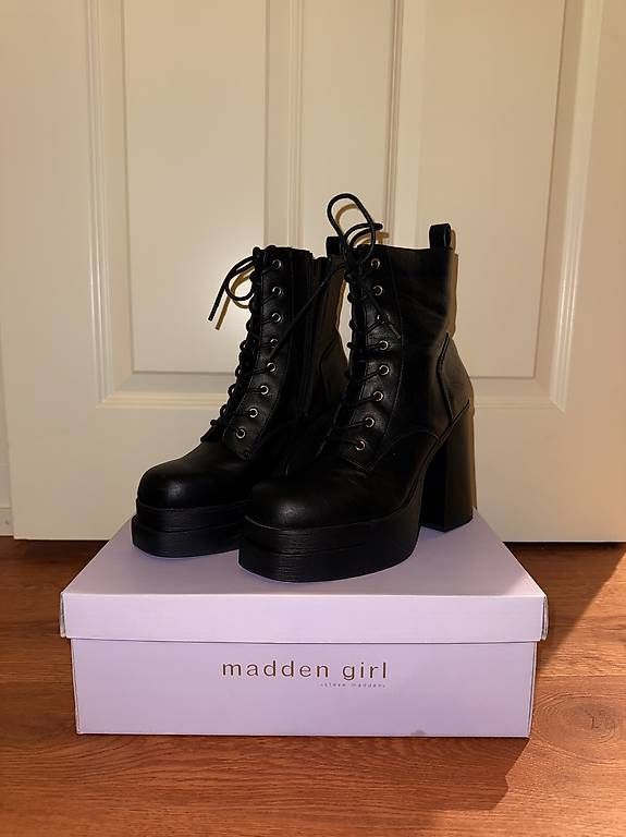 Chaussures femmes: Steve Madden Plateau Boots schwarz Gr. 39 – D'occasion à Arlesheim par schoop. 1