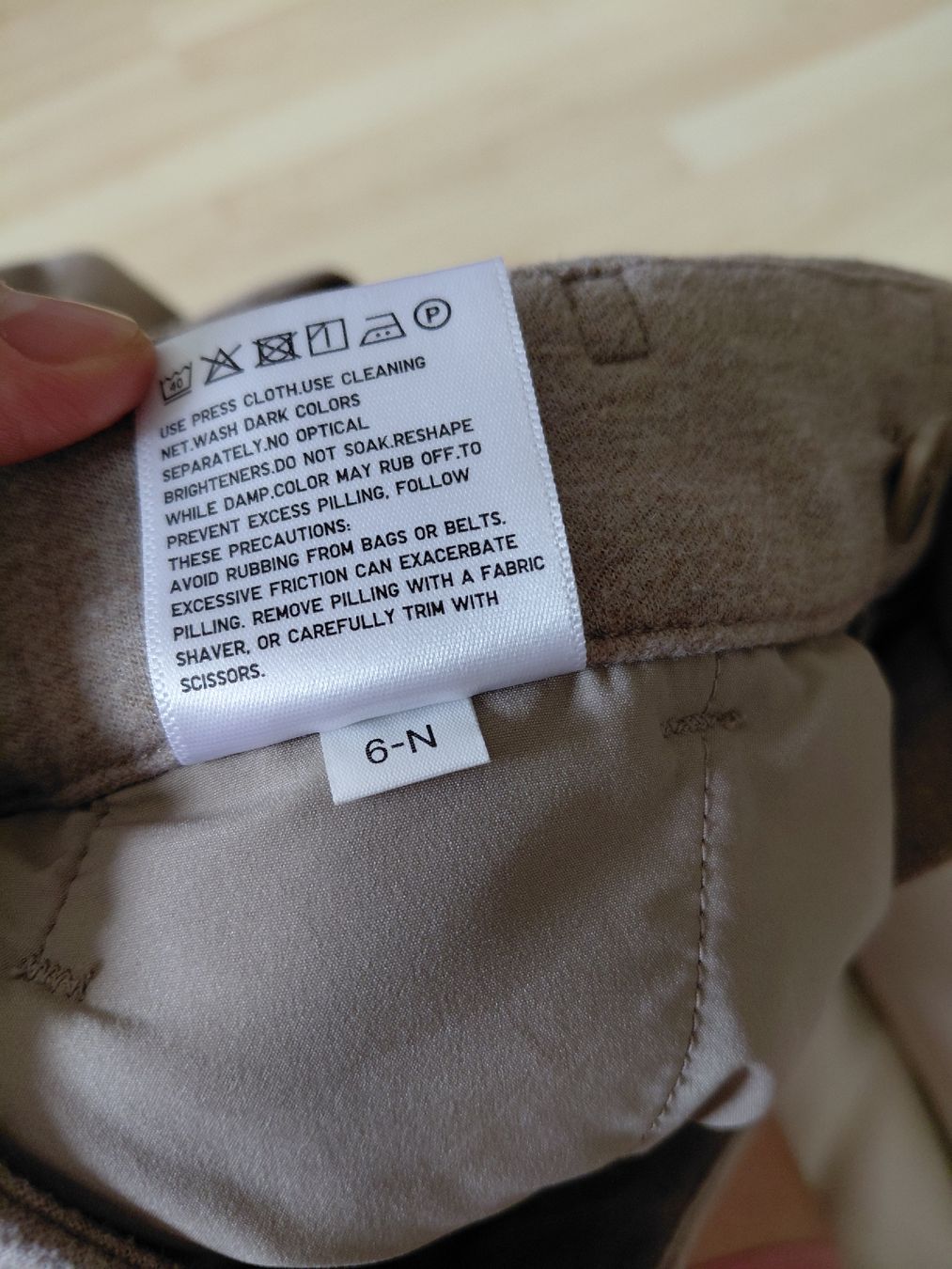 Uniqlo Pantaloni: UNIQLO Beige Trousers  – Usato da Turbenthal venduto da apr_h7z2 3