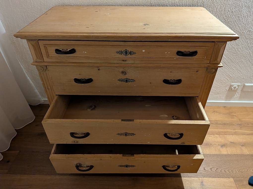Commodes: Antike Holzkommode – D'occasion à Domat/Ems par Carmensita24 3