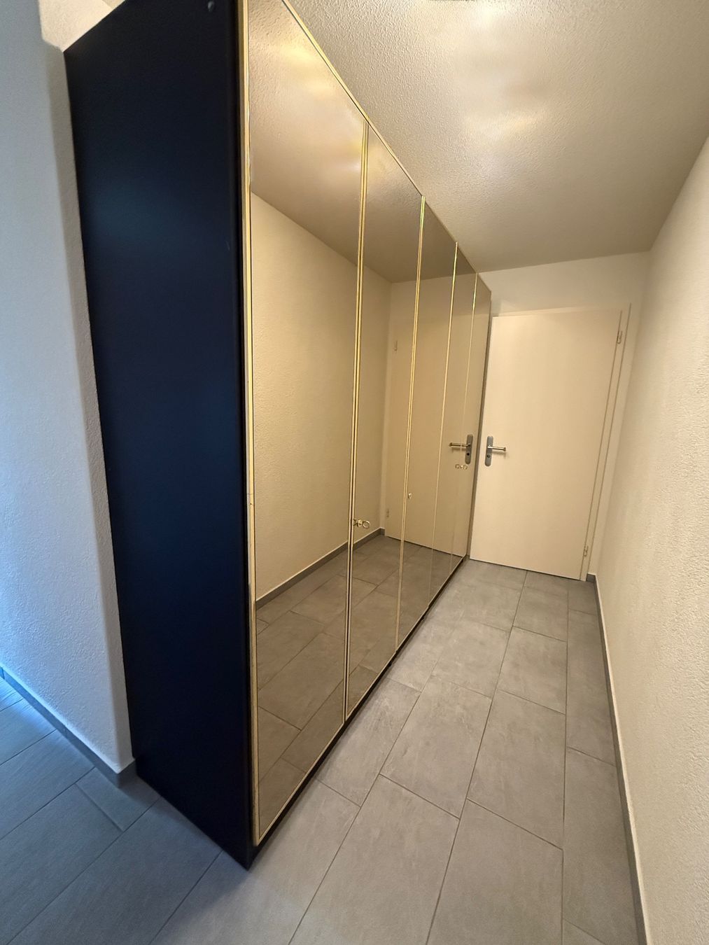 Armoires: Schrank 5 Türen Spiegelfront anthrazit, gebraucht – D'occasion à Hägendorf par AdlerTom