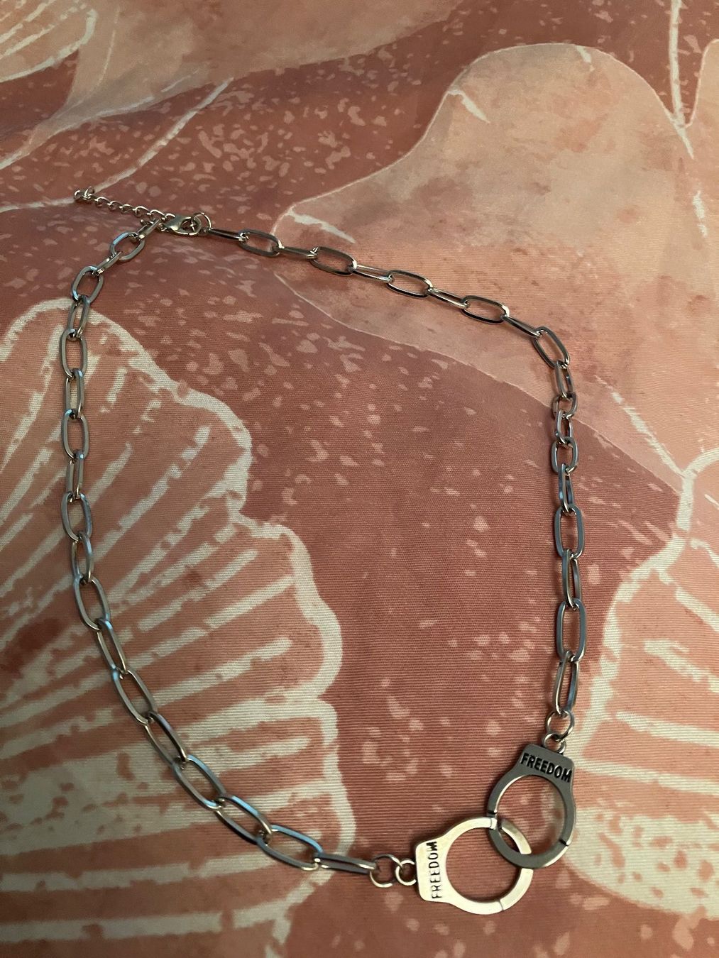 Catenine: Silberfarbene Gliederkette mit 2 Handschellen "freedom" neu – Nuovo (secondo la descrizione) da Affoltern am Albis venduto da Dlotti 3