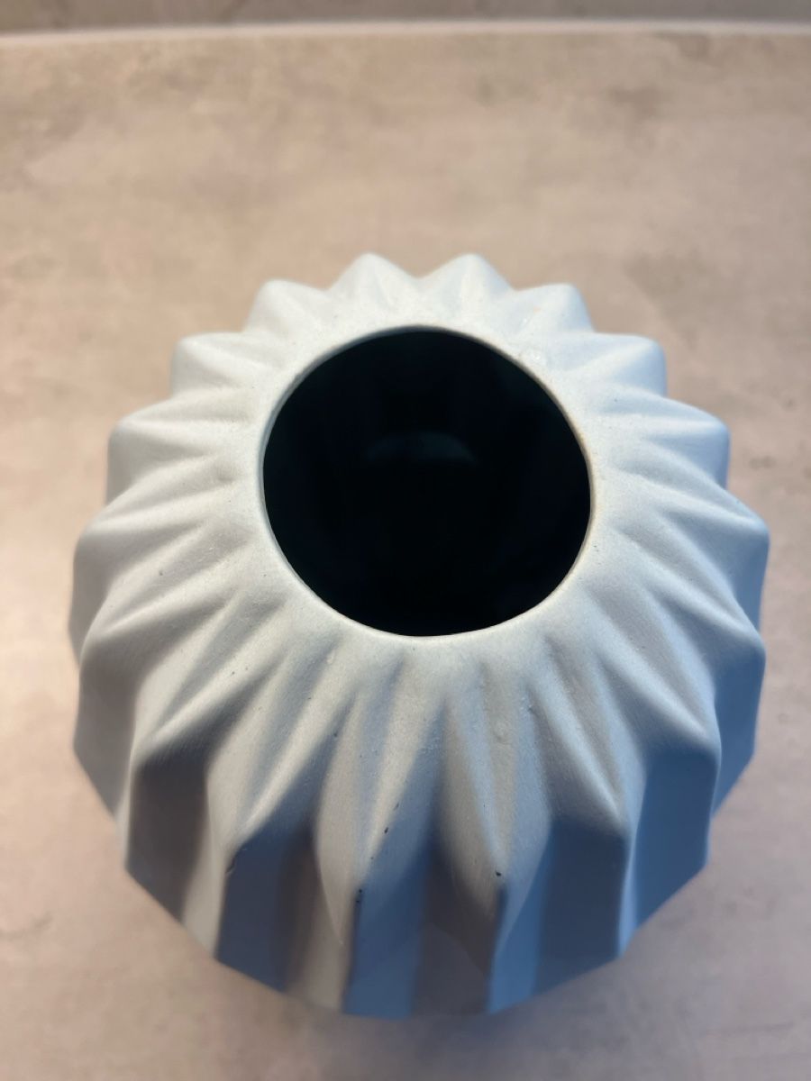 Vase & Récipients: Dekorative Vase matt hellblau geometrisch – D'occasion à Winkel par Mandarinchen9 1