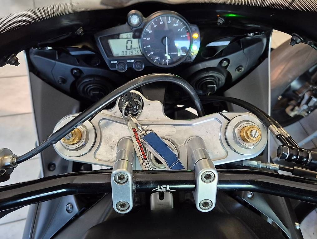 Yamaha Strada: Yamaha YZF R1 RN09 – Usato da Rorbas venduto da Cos99 4