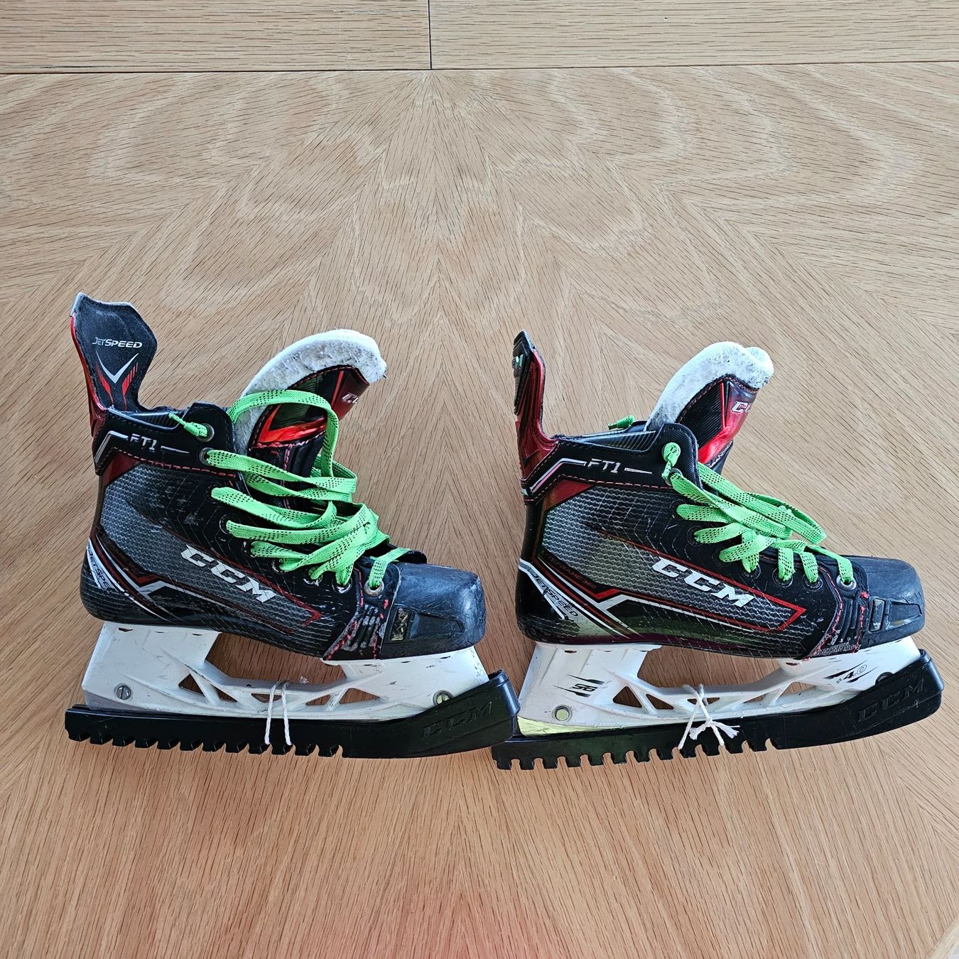 Ccm Pattini da ghiaccio: CCM Jetspeed FT 1 Liteframe 360 Schlittschuh Gr. 38.5 – Usato da Küssnacht am Rigi venduto da Samosa1