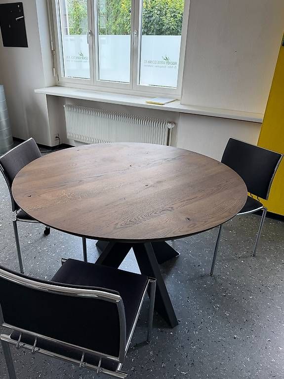 Tische: Massiver Eichenholztisch Bisley Fortis Circle mit 3 Stühlen – Gebraucht aus Sursee von man_t6lz 1