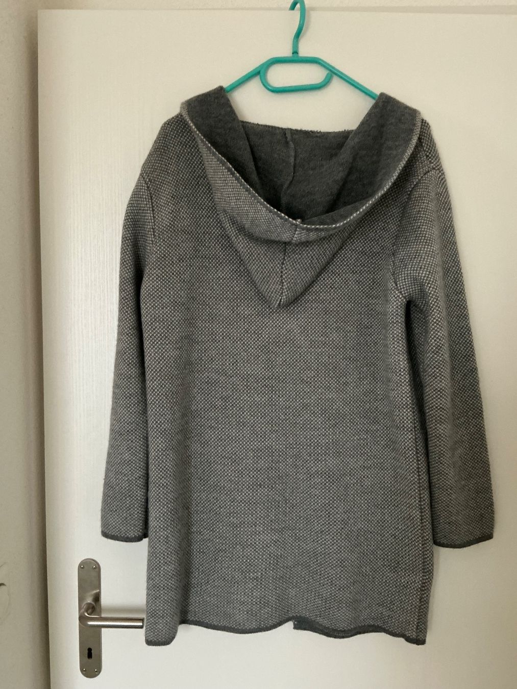 Giacche: Strick Jacke lang / grau-weiss mit Kapuze – Usato da Dübendorf venduto da Troll_88 1