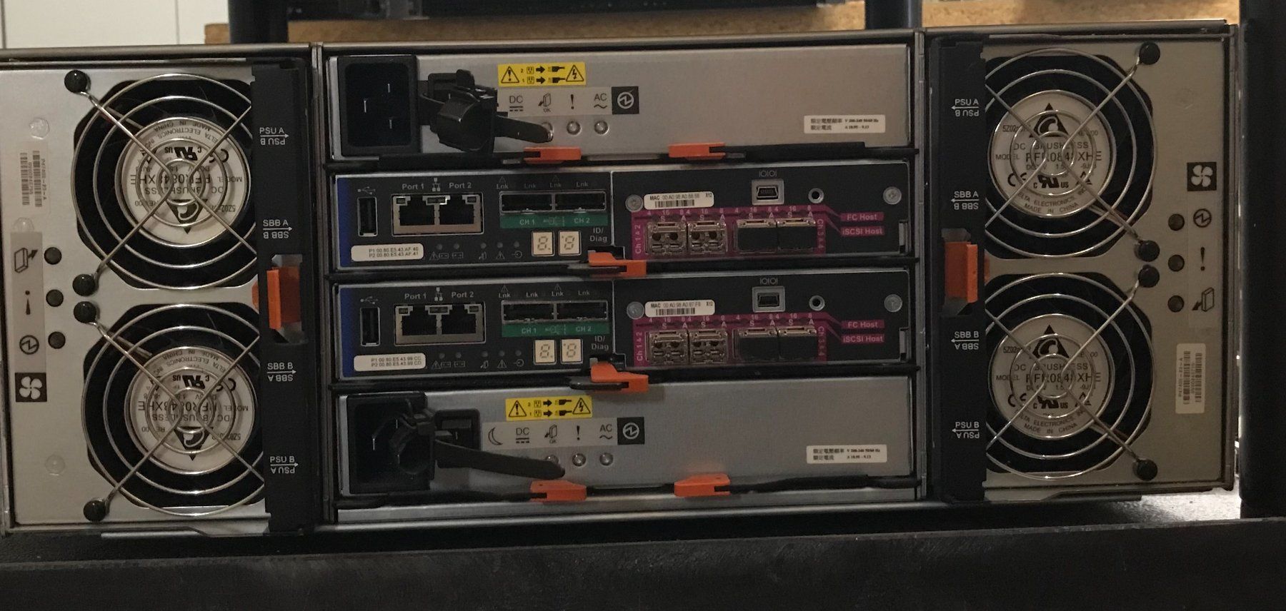 IBM Server: IBM System Storage DCS3700 – Usato da Allschwil venduto da Rvogt 2