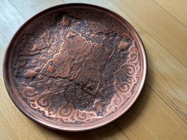 Wandteller mit Ziselierarbeiten, aus Kupfer, Handarbeit