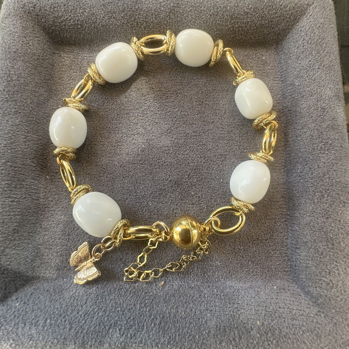 Bracciali & Braccialetti: Armband mit Weisser Achat. Handarbeit  – Nuovo e nell'imballaggio originale da Kriens venduto da Hortensie6