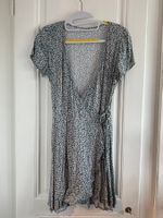 Wickelkleid mit Muster