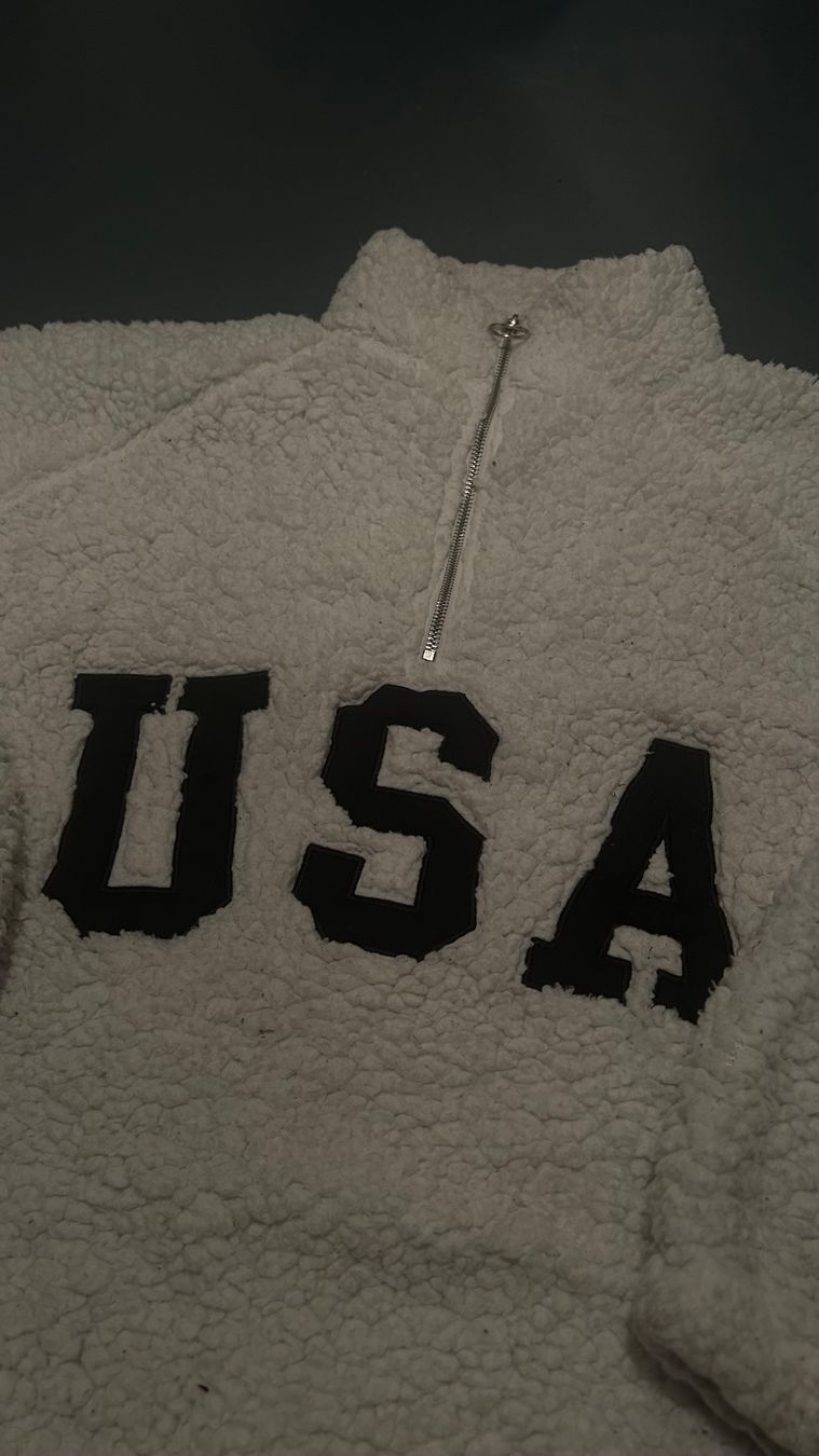 Pullover & Sweatshirts: Weisser Teddy-Pullover USA – Gebraucht aus Basel von likeitbuyit 1
