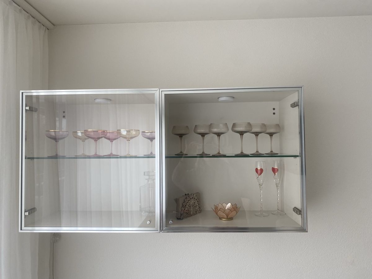 Vitrinen: Wand-Vitrine mit Glastablaren, Top Zustand – Gebraucht aus Forch von Defkara