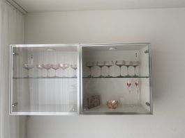 Wand-Vitrine mit Glastablaren, Top Zustand
