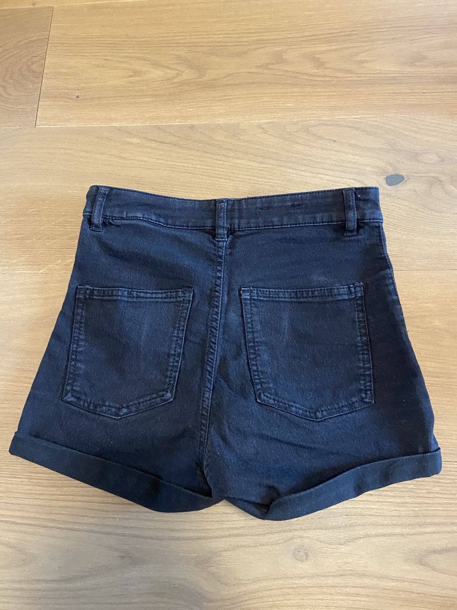 H&M Hosen: Schwarze Shorts – Gebraucht aus Ausserberg von ani_7jqv 1