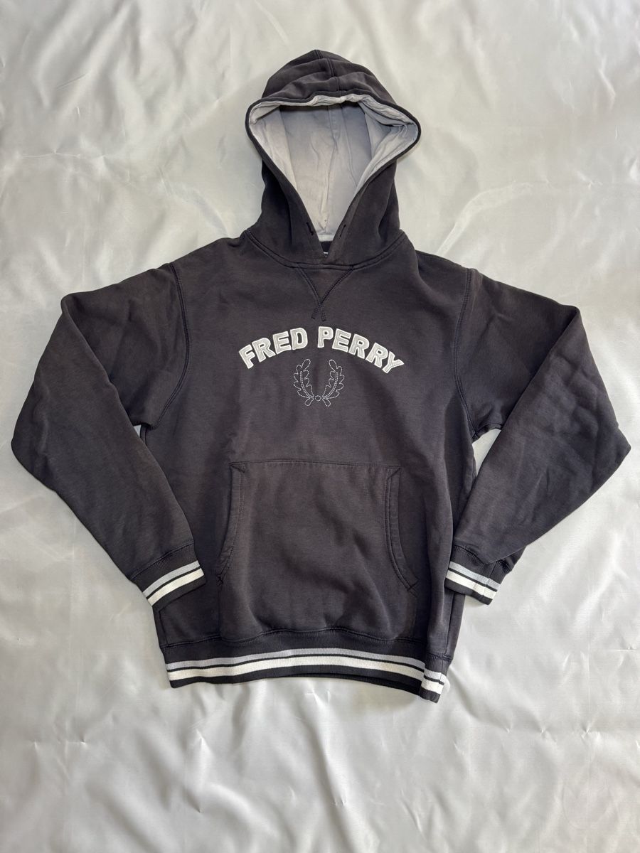 Fred Perry Pullover & Sweatshirts: Fred Perry Vintage Hoodie Kapuzenpullover – Gebraucht aus Vionnaz von b_f_d_r_g 1