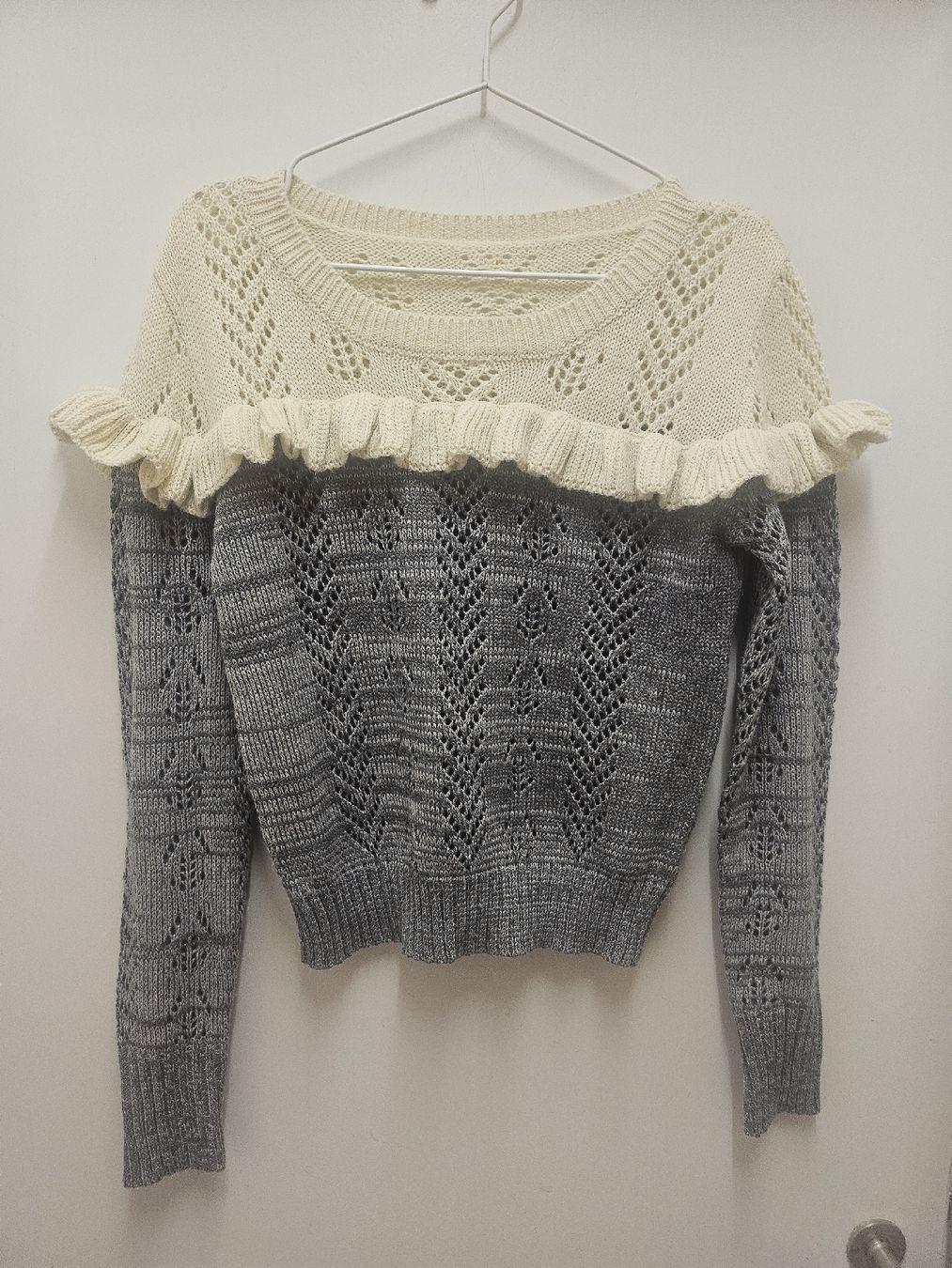 Maglioni & Felpe: Damen Pullover zweifarbig mit Rüschen  – Usato da Zürich venduto da eri_8w5v