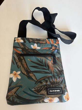 Dakine crossbody