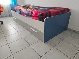 schönes Bettgestell 90x200 cm mit Matratze