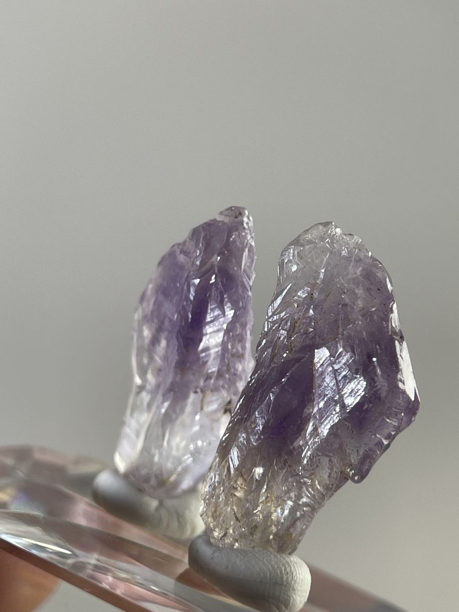 Mineralien & Heilsteine: Zwei fantastischer Struktur  Amethyst-Spitzen – Gebraucht aus Schiers von sisikristall