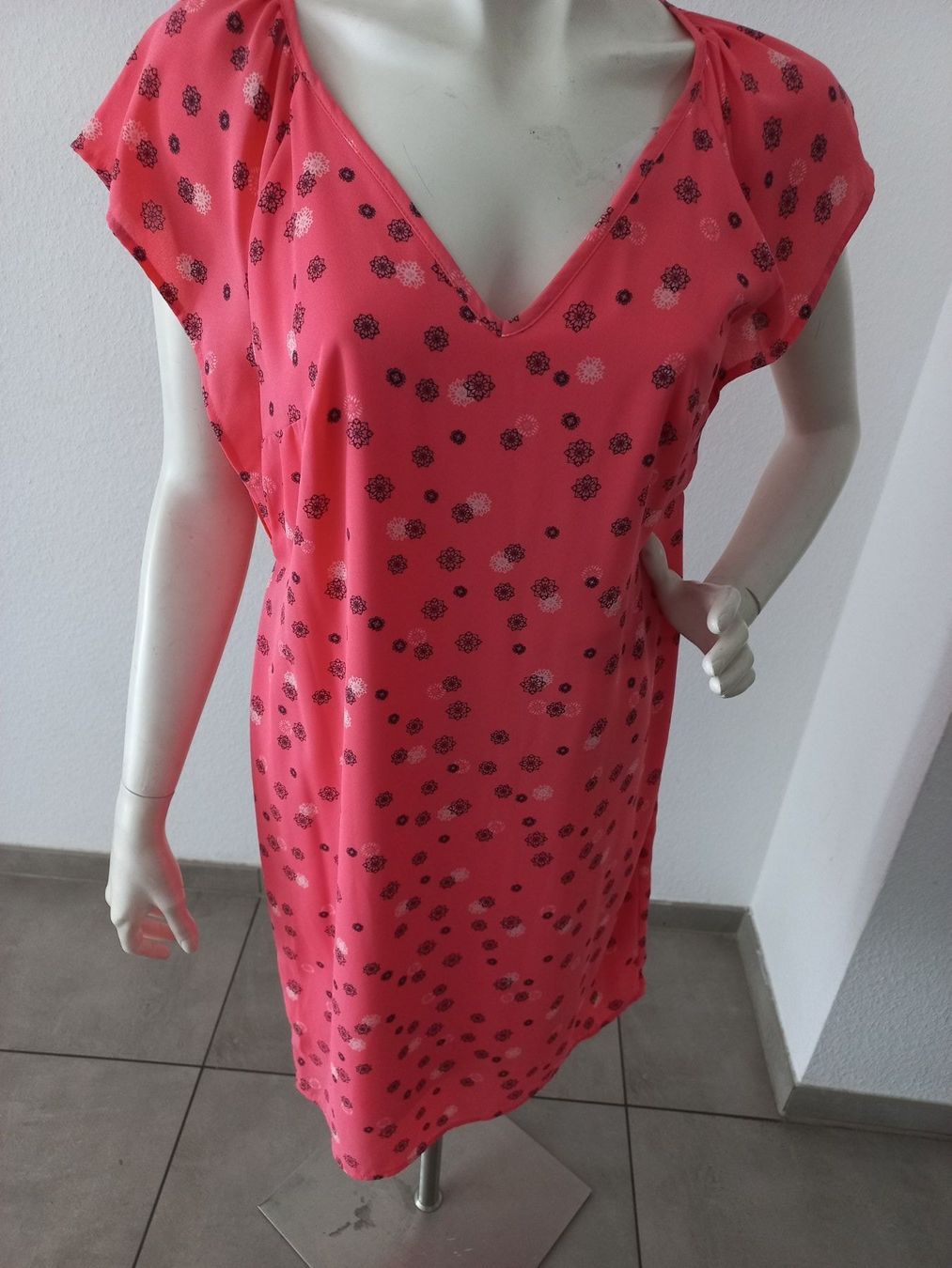Robes: Kleid – Neuf (Voir description) à Basel par zaa_7ft5 3