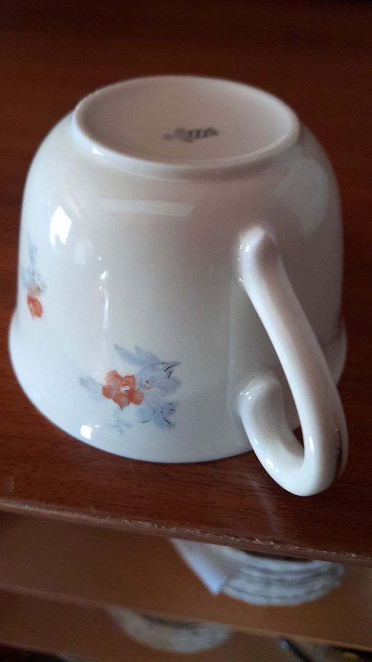 Set di piatti: Geschirr-Set, Vintage mit Blumemuster – Usato da Herzogenbuchsee venduto da Meeret 2