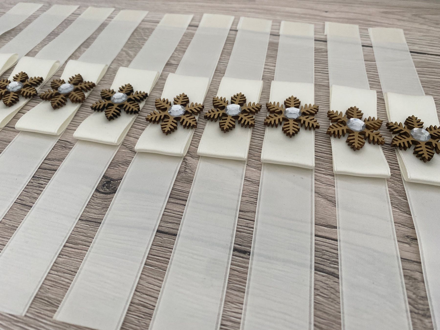 Nastri decorativi: Satin Geschenkband mit Schneeflocken Deko – Nuovo (secondo la descrizione) da Glattbrugg venduto da riseca 1