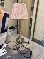 Hübsche Lampe mit rosa Stoffschirm, Top Zustand!