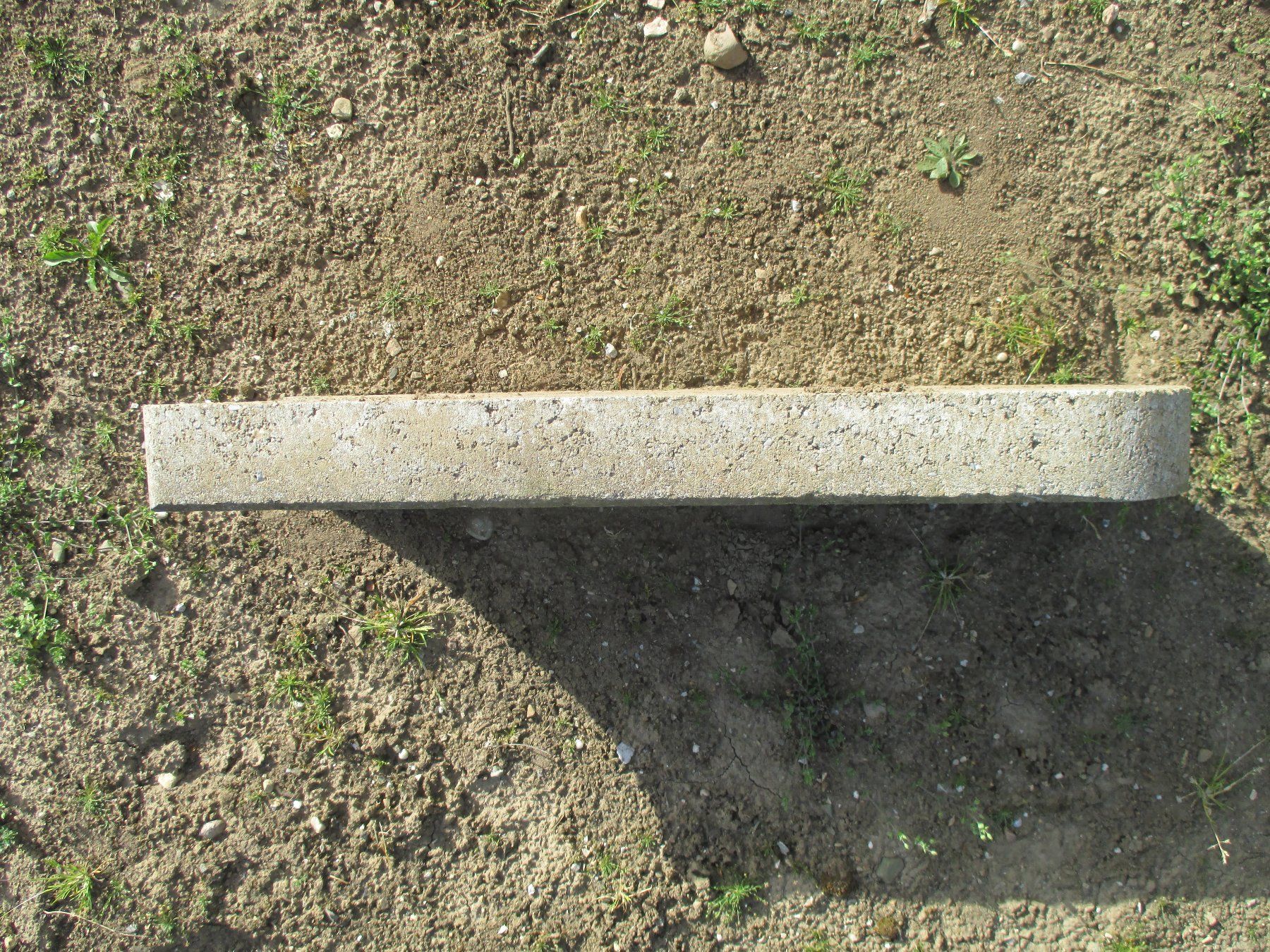 Rivestimenti per pavimenti: 18 Rasenkantensteine Beton – Usato da Kloten venduto da Duro55 3