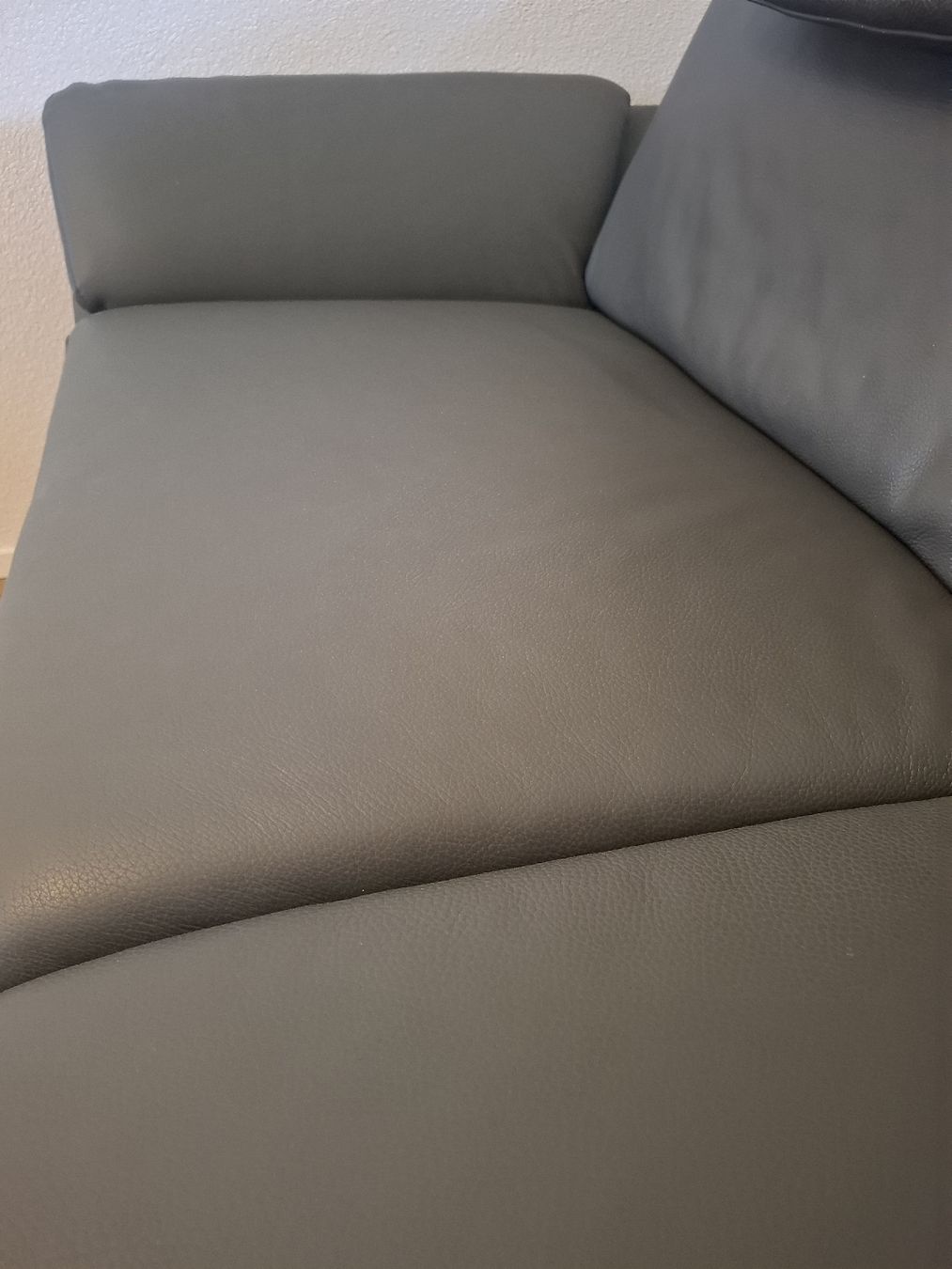 Sofas: modernes Kunstleder Sofa – Gebraucht aus Hilfikon von fbs_7q7k 1