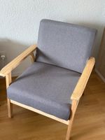 Grauer Sessel