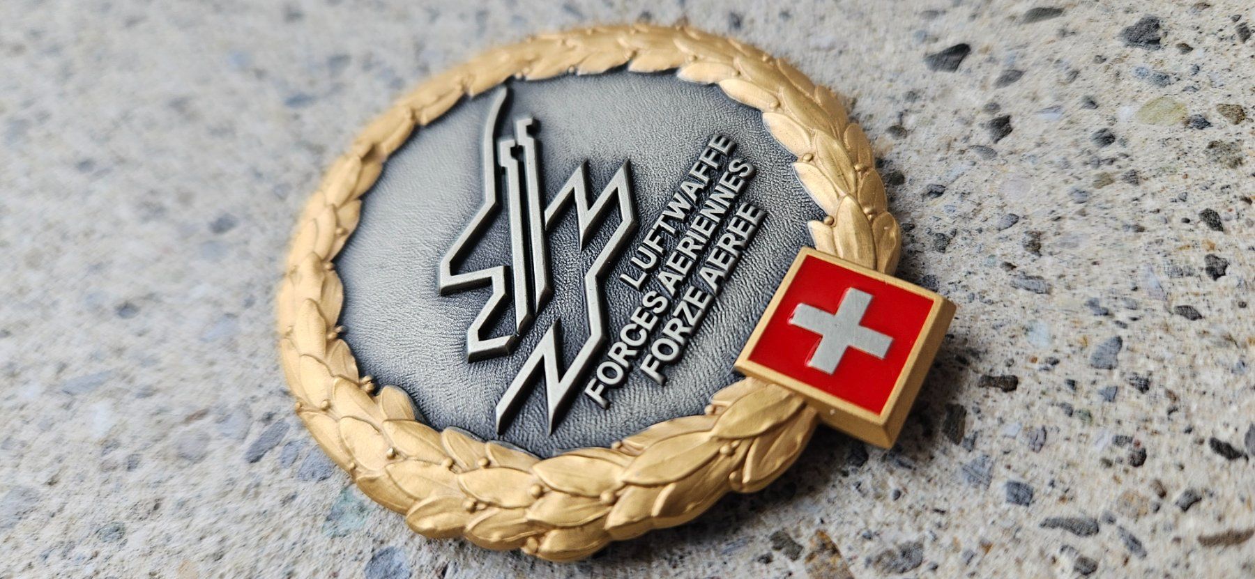 Schweizer Armee Placchette & Badge: *** Beretemblem Luftwaffe Gold *** – Nuovo e nell'imballaggio originale da Riedholz venduto da fr_sIruP 1