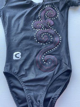 Gymnastikdress Grösse 152 mit Verzierung 