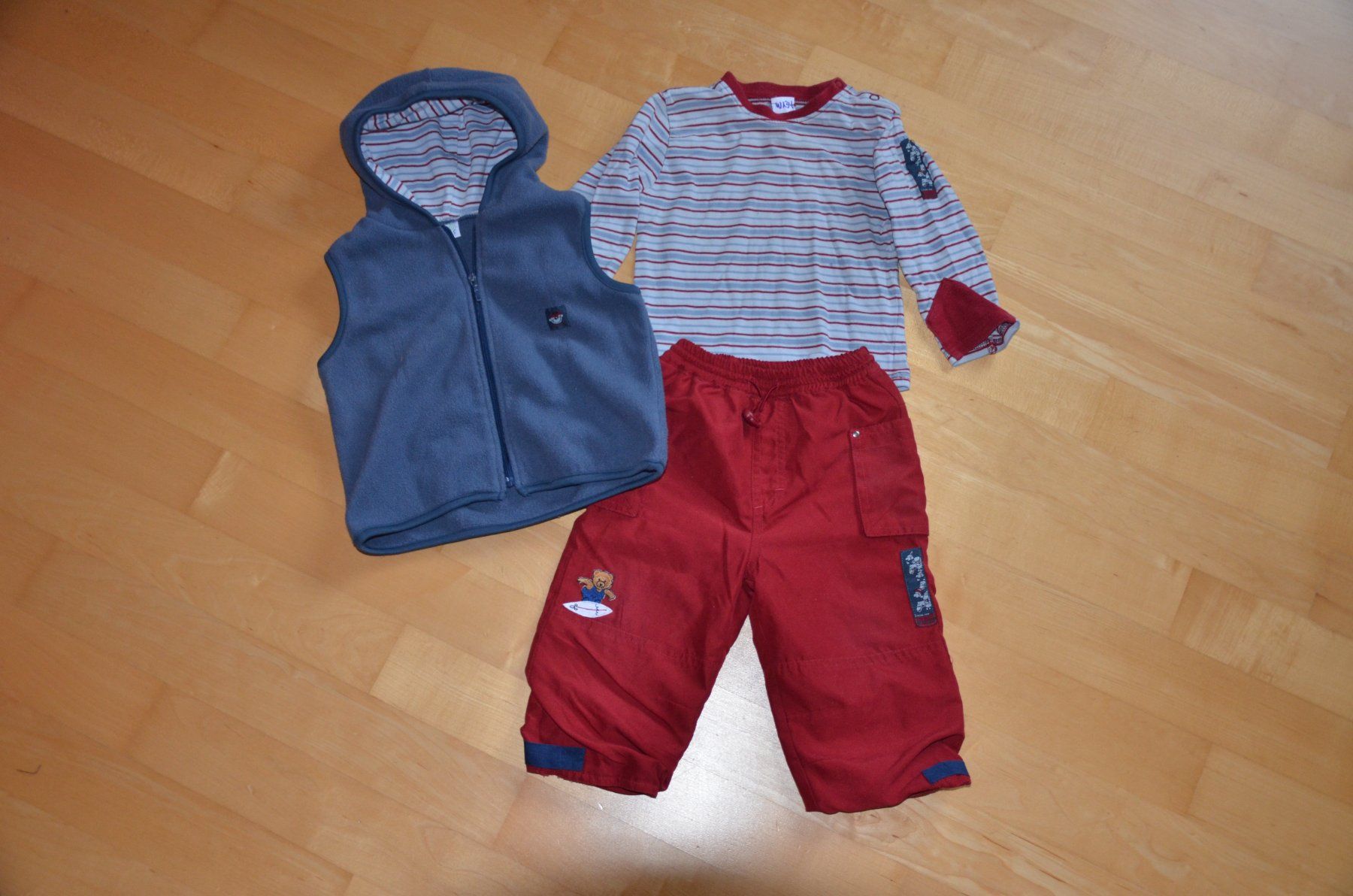 Kleiderpakete & -sets: Dreiteiler Pulli/Hosen/Gilet, Gr. 80 (W134) – Gebraucht aus Schmitten FR von giba11