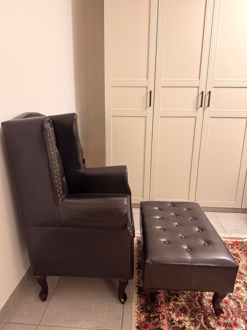 Poltrone: Chesterfield Sessel mit Hocker dunkelbraun Lederoptik – Usato da Opfikon venduto da hetipeti 8
