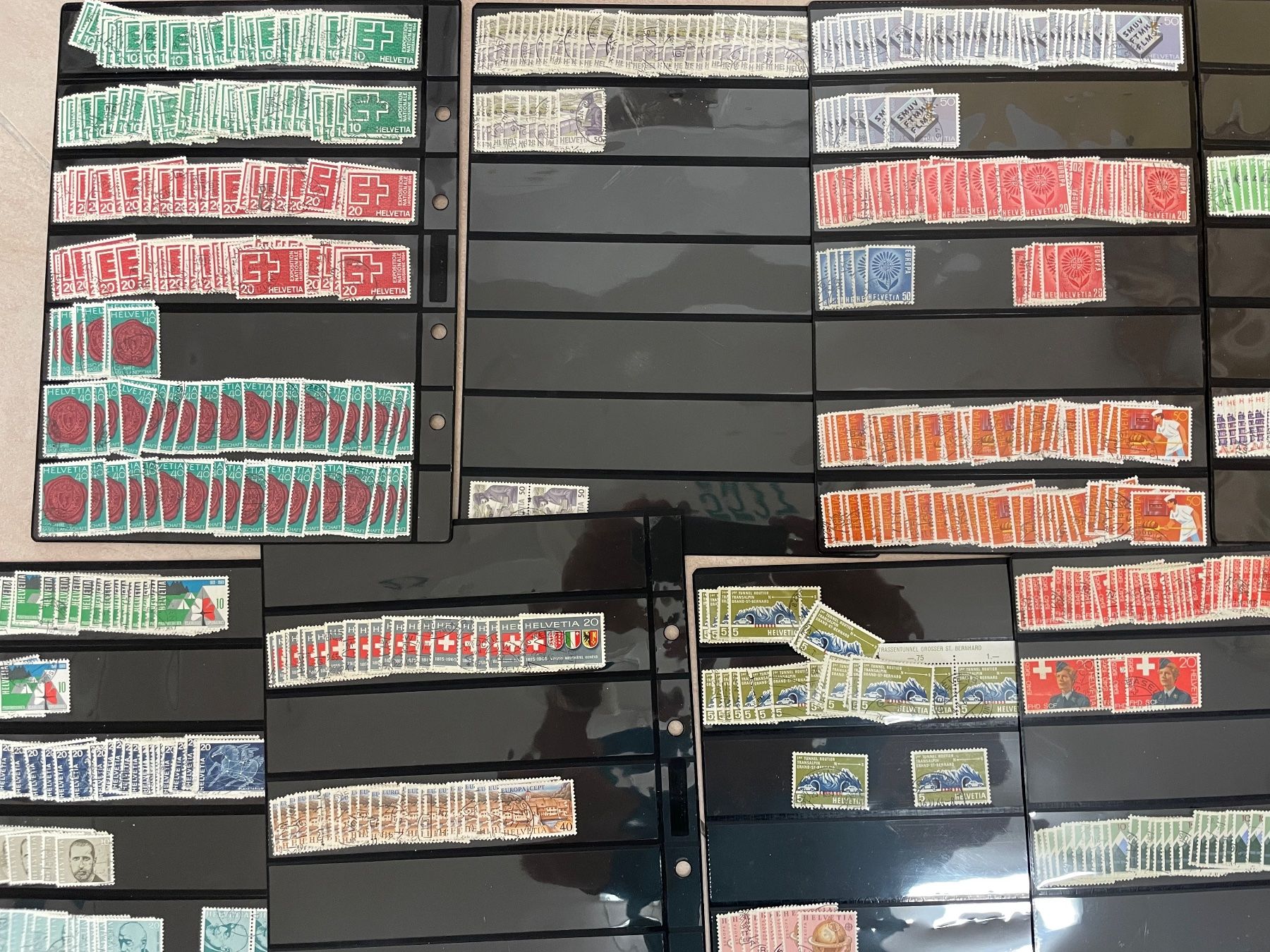 Tous les timbres: 1,5 kg, classeur plein – D'occasion à Sonceboz-Sombeval par Comment2 5