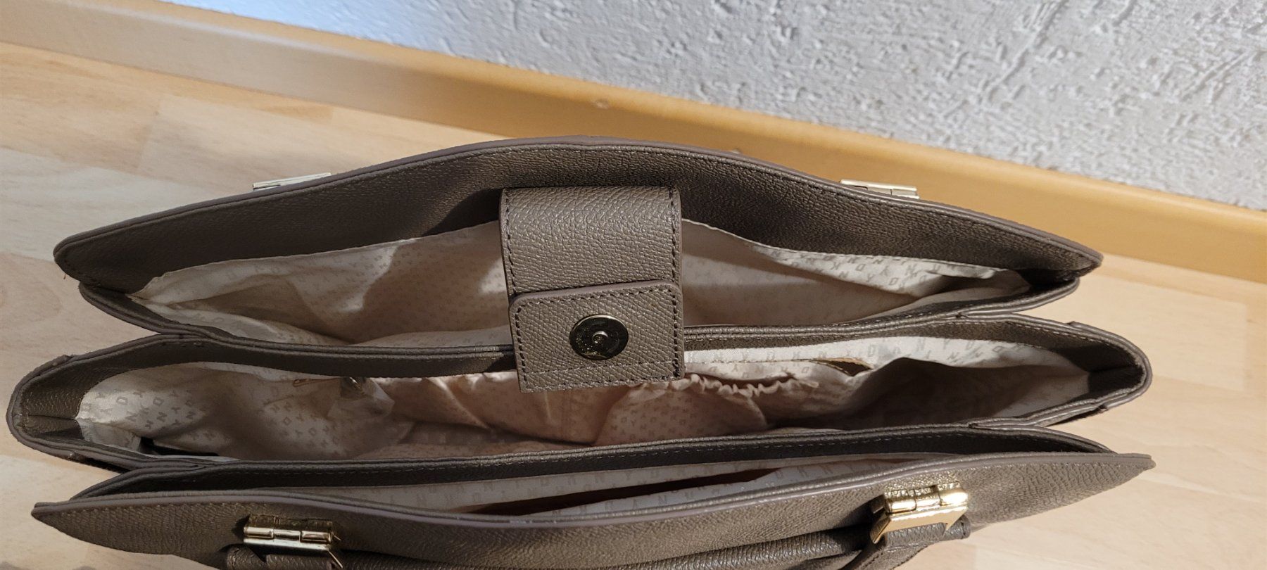 DKNY Sacs femmes: Schultertasche DKNY – D'occasion à Schwyz par Vesparider01 8
