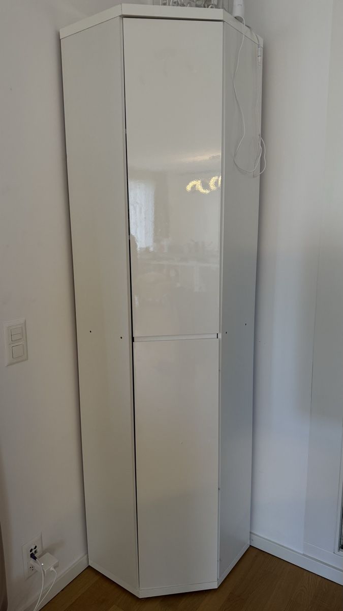 Armadietti a specchio: White corner cabinet, perfect for storage solutions – Usato da Crans VD venduto da let_9v8x