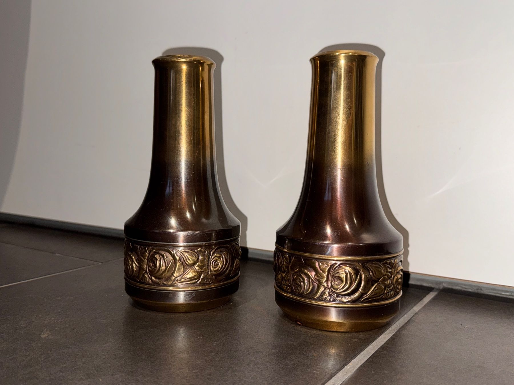 Vase & Récipients: 2 wunderschöne antike Vasen aus Messing oder Kupfer Rosen – D'occasion à Rothrist par Fondgruebe